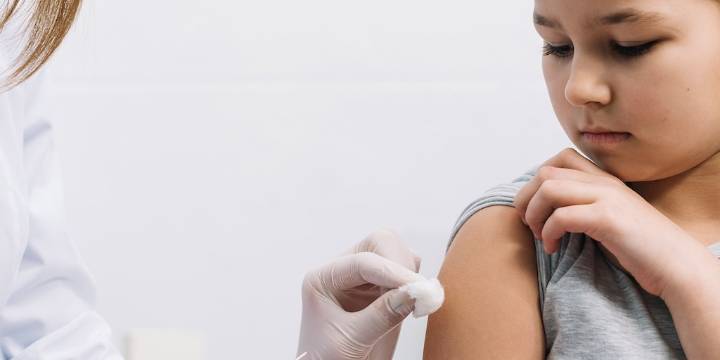 La vacunación contra COVID-19 redujo los riesgos en niños la temporada pasada, según un informe de los CDC de EE.UU.