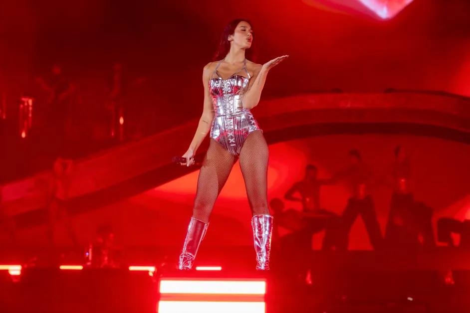Dua Lipa rinde homenaje a Selena Quintanilla en el cierre de su gira