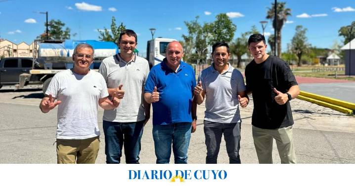 Peluc formalizó el pase de Gómez en Sarmiento e hizo un acto en la plaza departamental