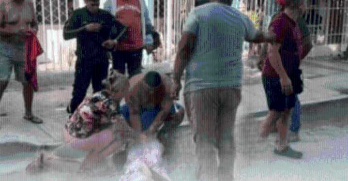 Motociclista arrolla a adulta mayor en Santa Ana tras intentar esquivar un vehículo La víctima fue trasladada a un centro asistencial, donde su estado de salud es reportado como delicado.