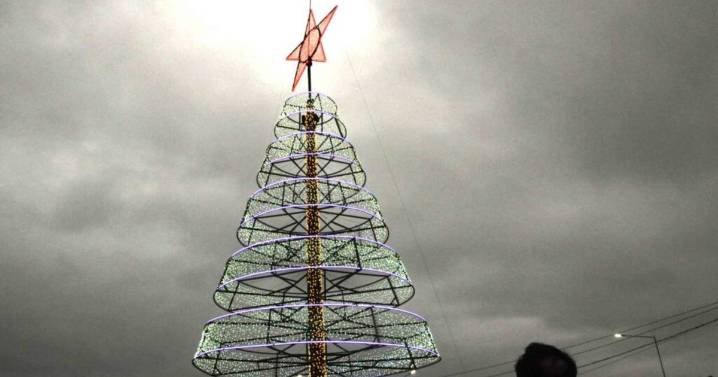 Inauguran temporada navideña con espectáculo y encendido de árbol en Alto Comedero