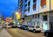 Dos policías auxilian a un hombre enfermo entrando por la ventana en su domicilio en Avilés