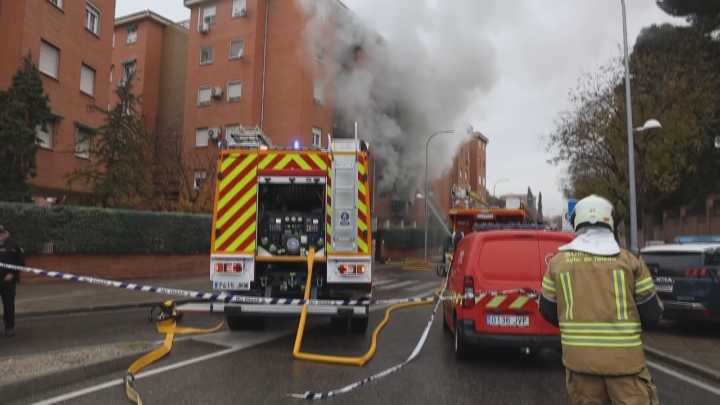 Varios feridos leves por inhalación de fume no incendio dun bloque de vivendas en Toledo