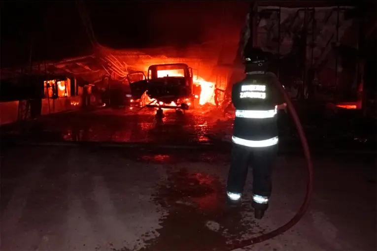 Voraz incendio consumió un depósito de camiones en Santa Fe
