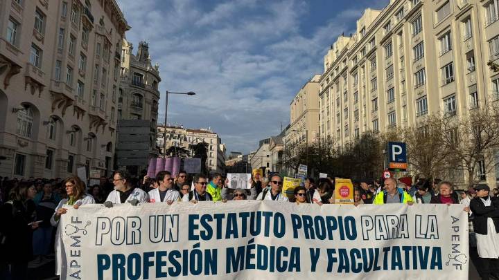 La huelga de médicos arranca con movilizaciones y un seguimiento desigual: "La profesión ha despertado y no vamos a volver a dormirnos"