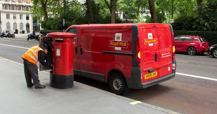 Royal Mail asks homeowners to 'wait ten minutes' in Christmas post update