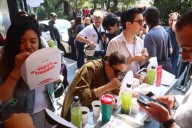 Abre taquería de Dua Lipa entre filas y reclamos