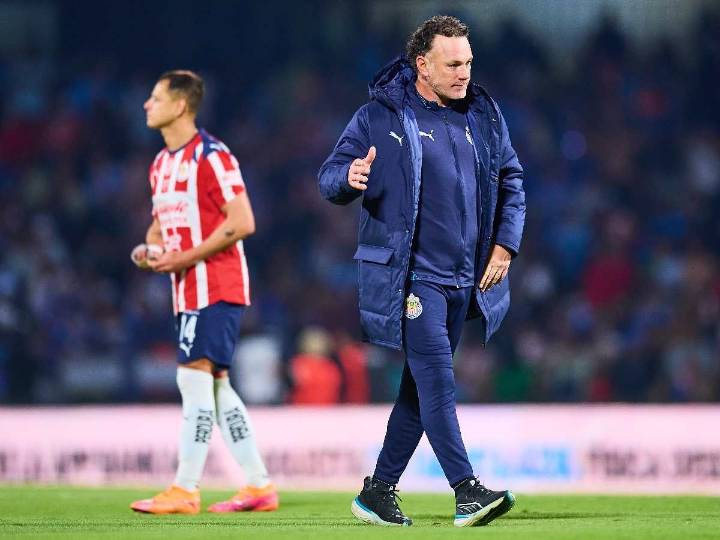 "Él era el indicado": Milito defiende a Chicharito