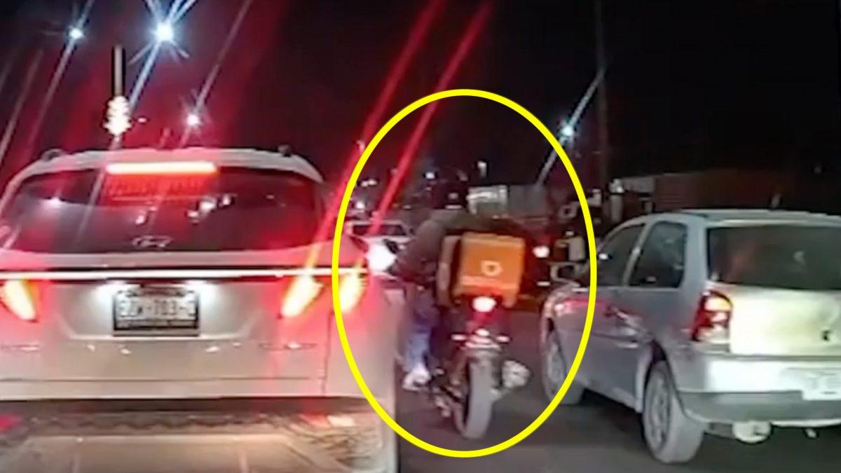 ¡Nivel Dios! Bellaco ‘Inventa’ carril entre dos autos y las redes de Saltillo explotan