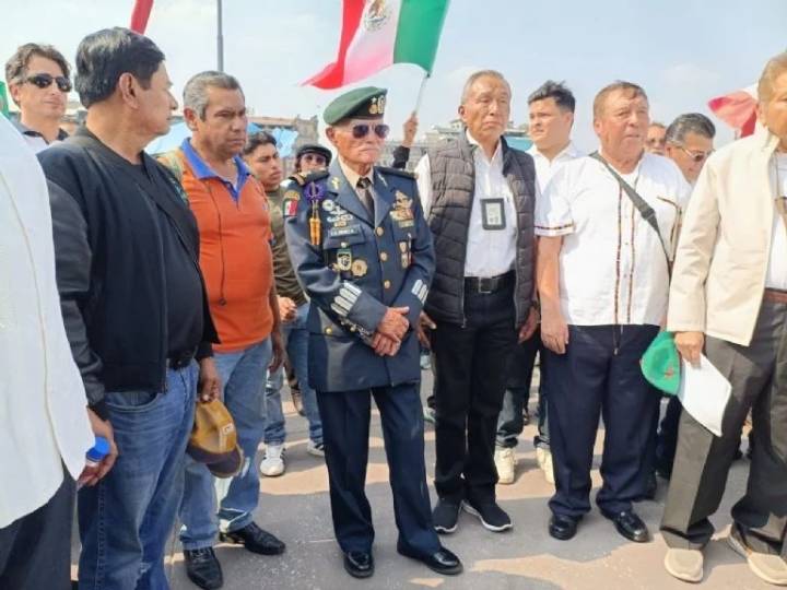 Militares en retiro marchan al Zócalo para exigir mejoras en pensiones, atención médica y derechos laborales