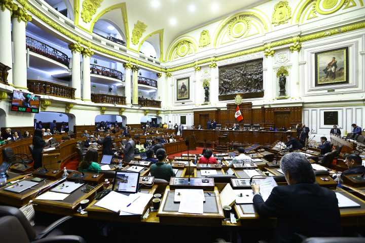Congresistas terminan la legislatura con dos plenos semipresenciales