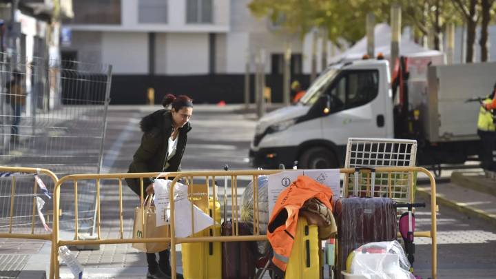 Los vecinos de Santa Clara aprovechan las últimas horas para retirar los objetos