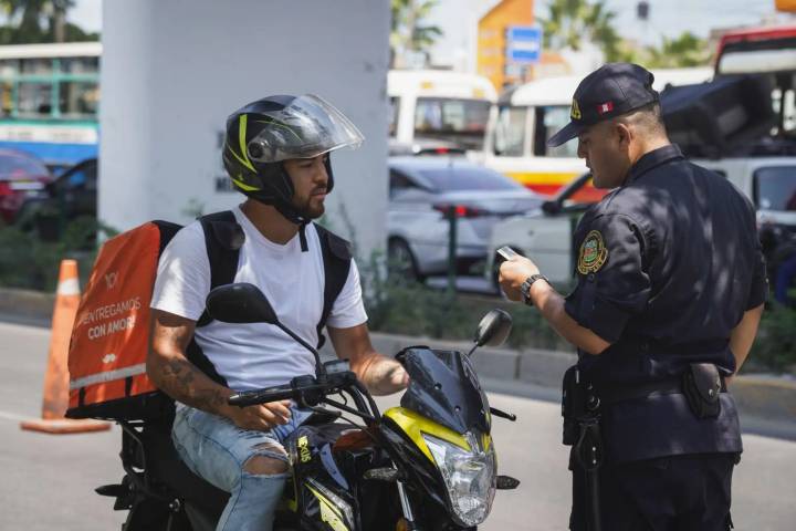 40 % de motociclistas de delivery está pendiente del celular mientras maneja