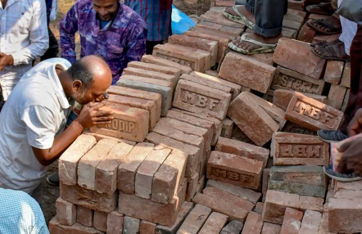 Suspended Trinamool legislator lays stone for Rs 300