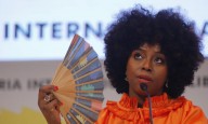 La escritora Chimamanda Ngozi dice que la literatura puede ayudar a entender otros mundos