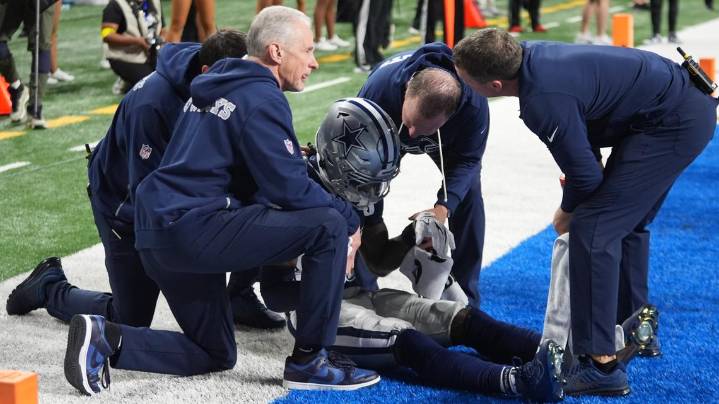 CeeDee Lamb goes out with concussion in third quarter against the Lions