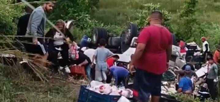 Camión de pollos se volcó y la comunidad arrasó con la mercancía en Zulia