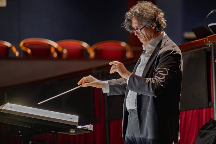 Conductor Lessons — UH Maestro Jorge Parodi ‘s Expressive Style Helps Power the University’s Moores School Of Music