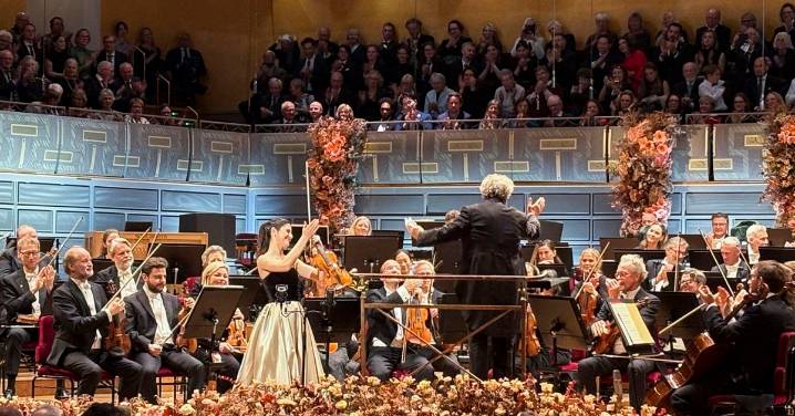 La violinista granadina María Dueñas deslumbra en el concierto de los Nobel