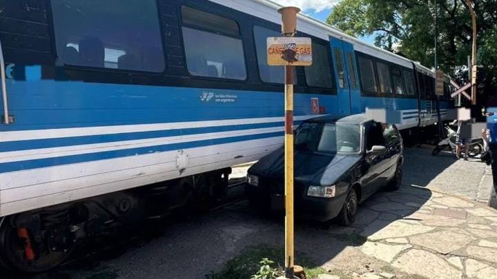 Susto en La Falda: el Tren de las Sierras embistió a un auto que cruzaba las vías