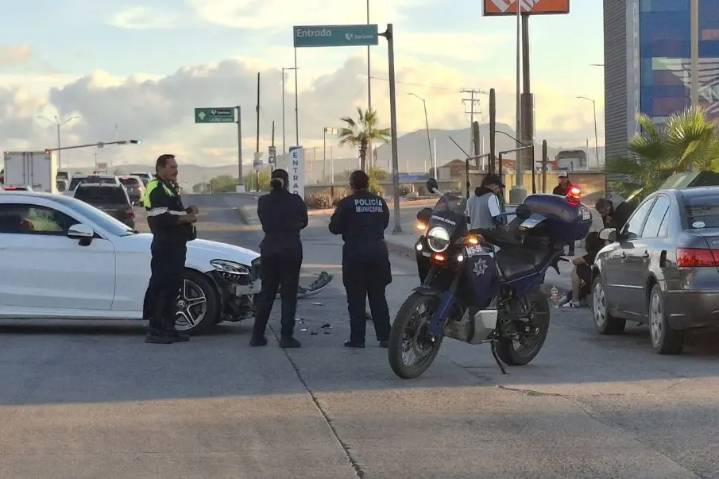 Choque entre Mercedes y motocicleta deja dos lesionados en La Paz BCS