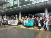 Concentración de médicos ante Sanidad en el segundo día de huelga: "Solo con vocación no podemos seguir adelante"