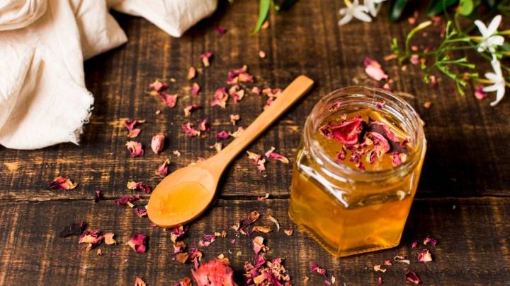 Ritual de Año Nuevo con un baño de rosas y miel para fortalecer el amor propio en 2026