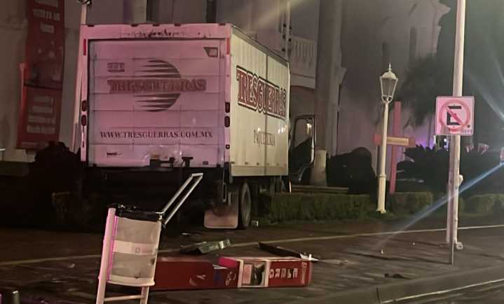 Matan a chofer y camión se estrella en Ayuntamiento de Culiacán