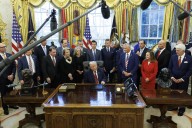 Trump revierte normas de Biden que buscan impulsar los coches eléctricos a los de gasolina