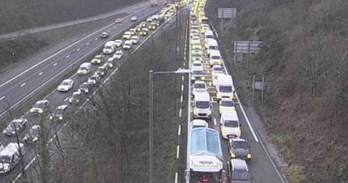 M4 traffic RECAP: Police swarm motorway as serious collision causes travel chaos