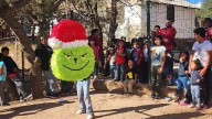 Llevan posada navideña a niñas y niños de la colonia Colosio