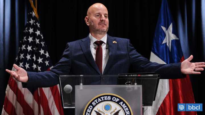 Embajador de EEUU corrige pero no afloja tensión con La Moneda: "Las críticas a Trump tienen un costo"
