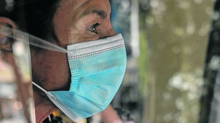 Cataluña decretará la obligatoriedad de la mascarilla en centros de salud, hospitales y residencias para contener la gripe