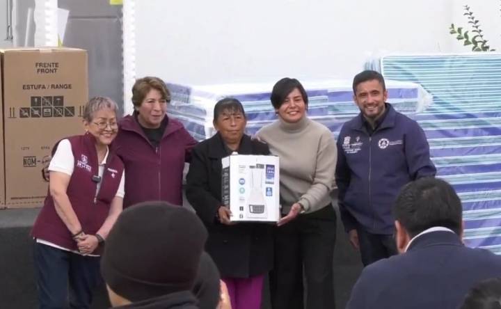 Delfina Gómez entrega enseres a familias afectadas por las lluvias en Los Reyes La Paz; hubo afectaciones en mil 097 viviendas