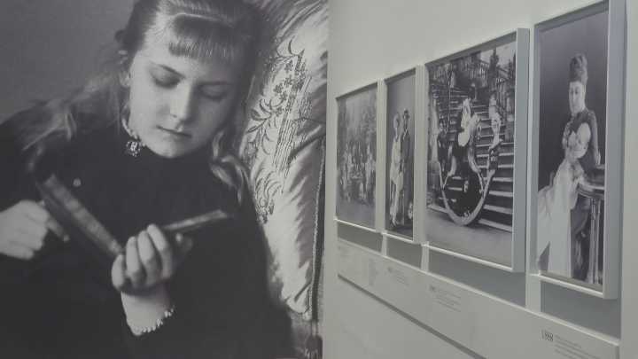 Retrato íntimo da raíña Vitoria Euxenia en 350 pezas