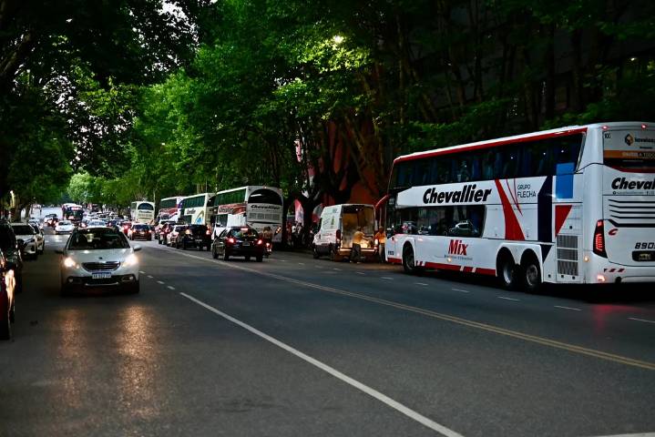 Chocaron tres micros con hinchas de Estudiantes de La Plata: hubo heridos leves