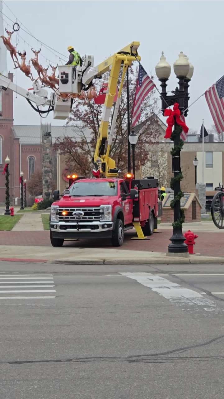 City crews bring Santa to Coldwater