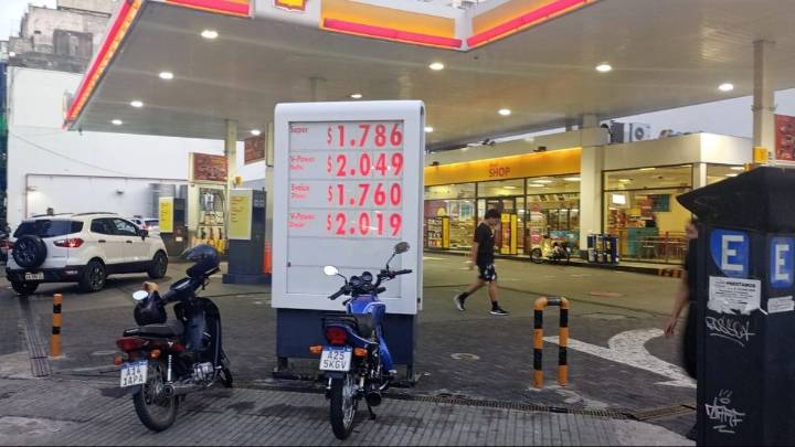 La nafta premium ya supera los $2.000 en Rosario y anticipan más aumentos en enero