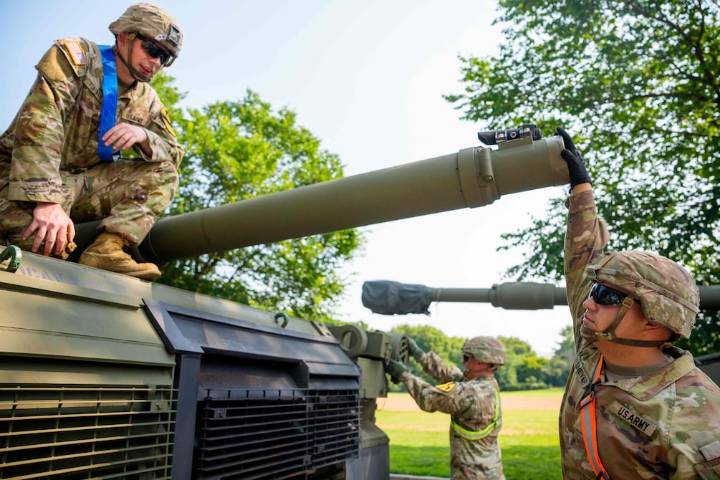 Estados Unidos entrega 250 vehículos blindados pesados para uso militar por un dólar