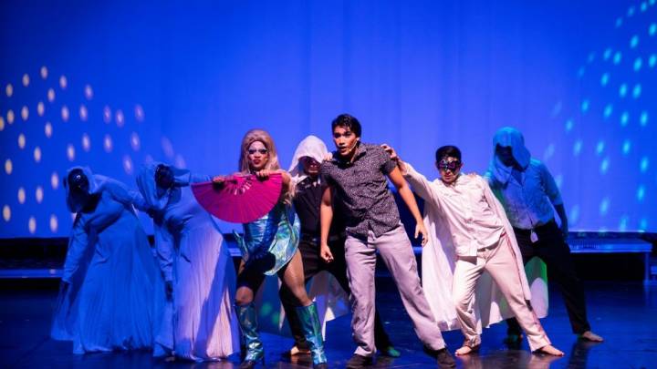 Orgullo sin prejuicio iluminó el escenario del teatro de la ciudad