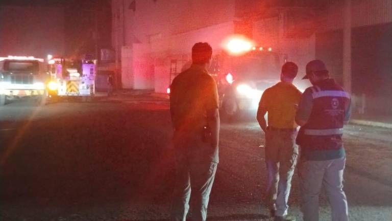 Sofocan incendio en bodega de papeles y cartones de un periódico de Culiacán