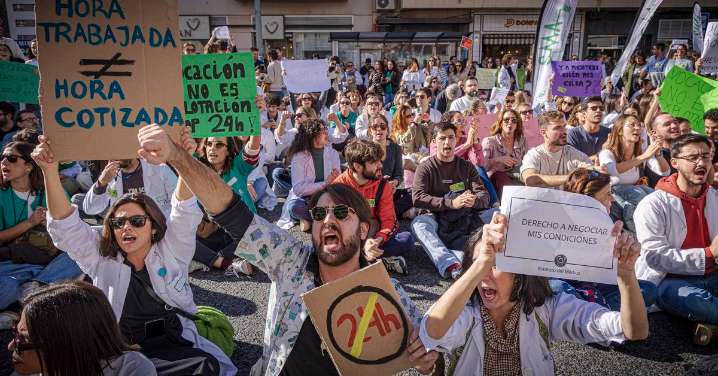 Las imágenes de la manifestación de médicos durante su tercer día de huelga en Cádiz