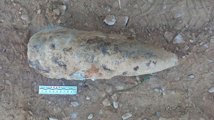 Unos trabajadores encuentran una bomba con carga explosiva de la Guerra Civil en unas obras en Linyola