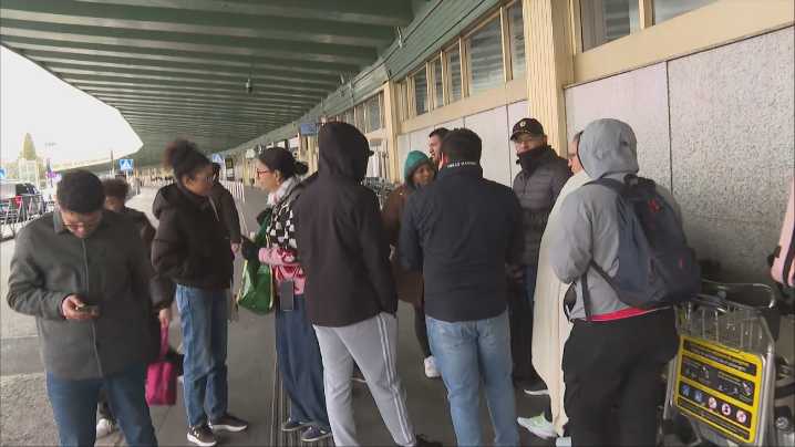 Ciudadanos venezolanos esperan en Barajas a la intemperie tras abandonarles dos aerolíneas