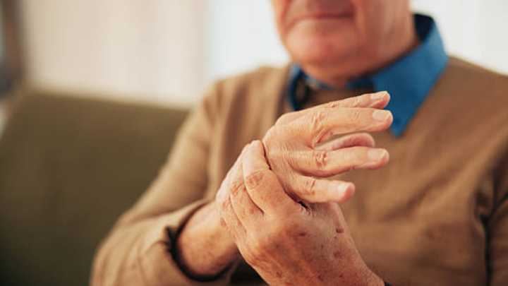 Dolor articular y caída del cabello estarían relacionados con la falta de esta vitamina