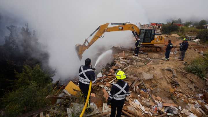 Valparaíso: Extinción de "incendio subterráneo en microbasural" podría tomar un mes