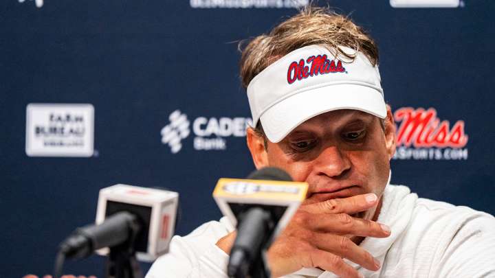 Ole Miss fans boo Lane Kiffin, family as they board plane headed for LSU