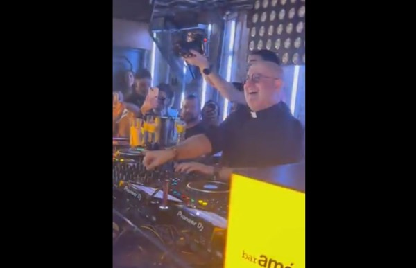 Video.- ¡Qué comiencen las fiestas! Padre Guilherme causa furor con remix viral