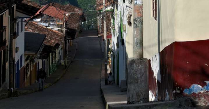 Camión sufre fallas mecánicas y termina contra un poste en el norte de Caldas