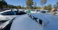 Ordenan a la SCT entregar concesión de taxi a conductora